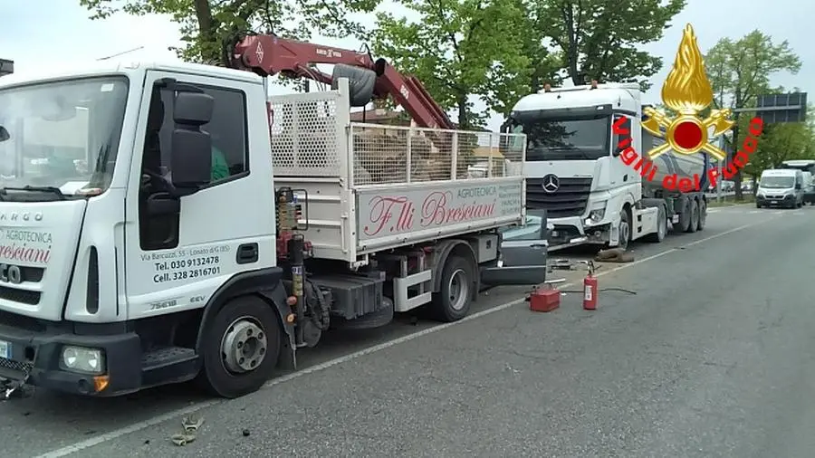 Incidente A Manerba Auto Schiacciata Tra Un Furgone E Un Camion