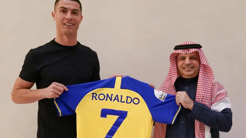 Ronaldo alla firma con l'Al Nassr - Foto Ansa/Epa © www.giornaledibrescia.it