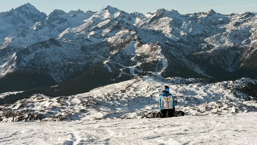 Uno snowboarder in zona Grosté, foto d'archivio