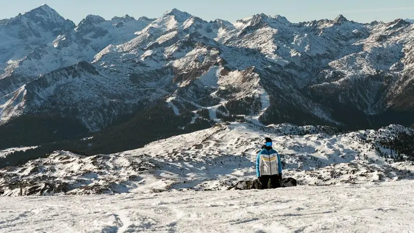 Uno snowboarder in zona Grosté, foto d'archivio