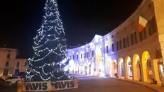 L'albero allestito per Natale - Foto dall'archivio © www.giornaledibrescia.it