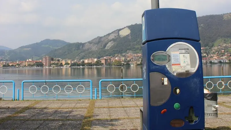 Un parchimetro nei pressi di un parcheggio a pagamento in riva al lago - © www.giornaledibrescia.it