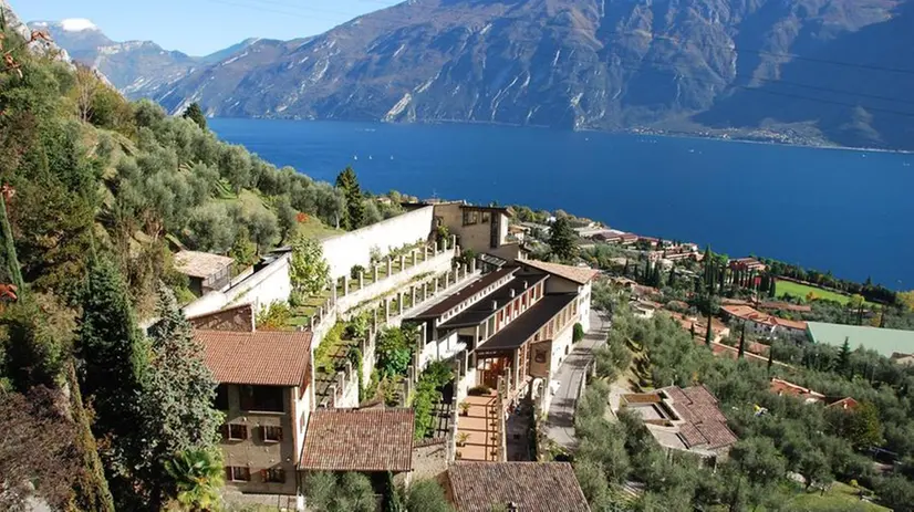 Una suggestiva immagine panoramica di Limone e del lago di Garda