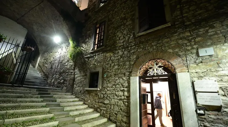 Una porta illuminata. Lo storico ingresso del Dormitorio San Vincenzo in contrada Sant’Urbano
