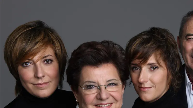 La famiglia Moretti al completo. Da sinistra: Carmen, Mariella, Francesca, Vittorio e Valentina