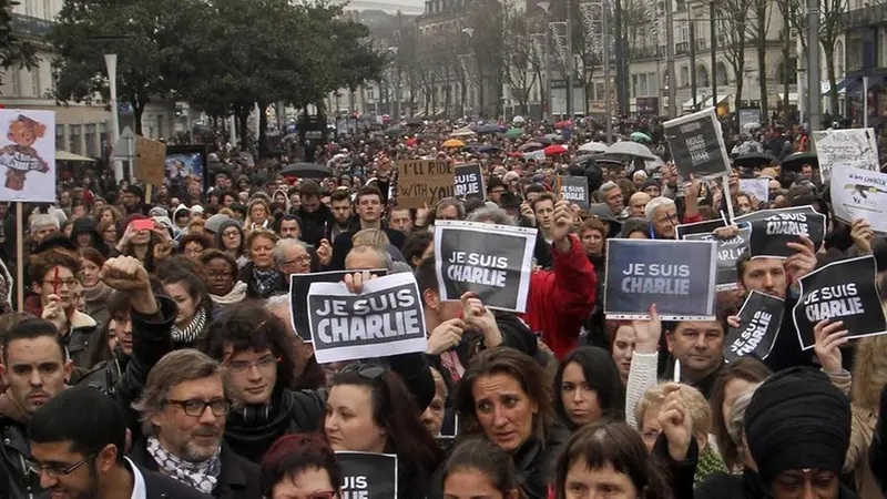 Una manifestazione a Nantes nei giorni successivi all'attentato - Foto Ansa © www.giornaledibrescia.it