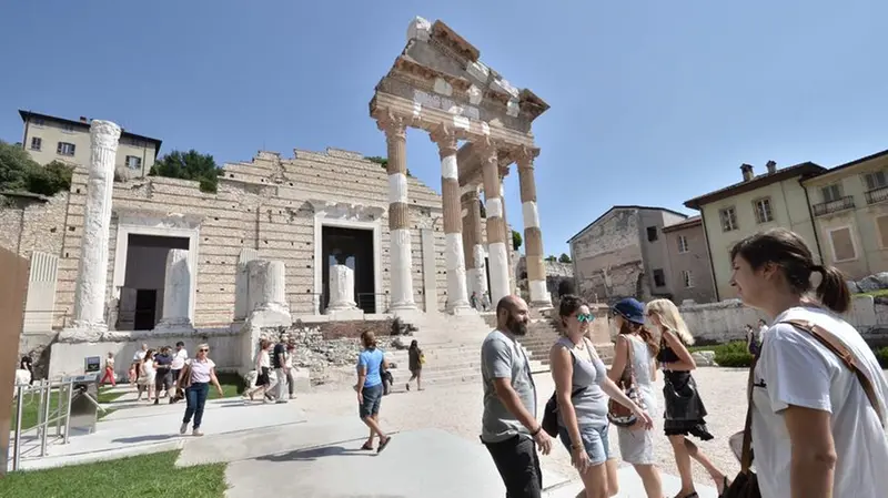 Parco archeologico. Il Capitolium molto visitato in questi giorni // FOTO SERVIZIO NEG
