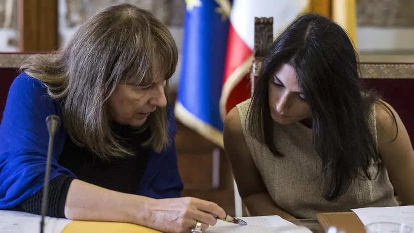 Romana Raineri e Virginia Raggi - Foto Ansa/Angelo Carconi © www.giornaledibrescia.it