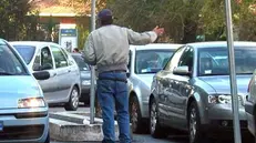 Un parcheggiatore abusivo (foto di archivio) - © www.giornaledibrescia.it