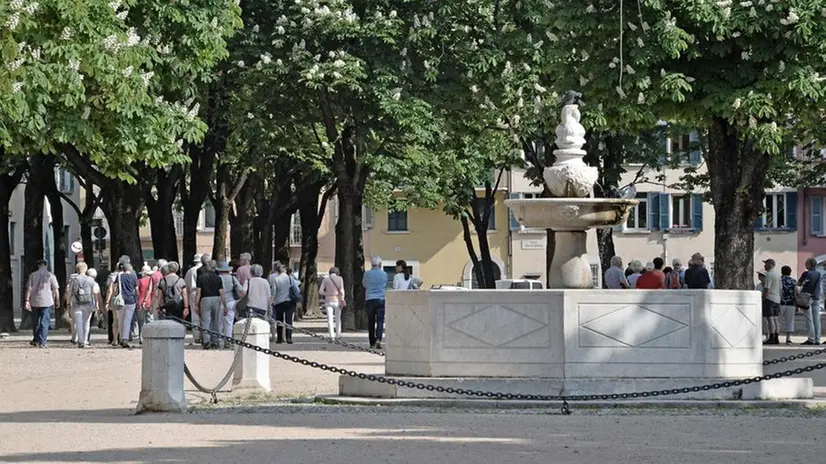 Una delle fontane in piazza Tebaldo - Foto © www.giornaledibrescia.it