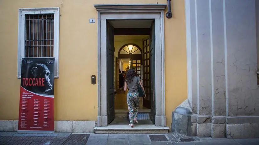 L'ingresso della biblioteca - Foto Marco Foglia/Neg © www.giornaledibrescia.it