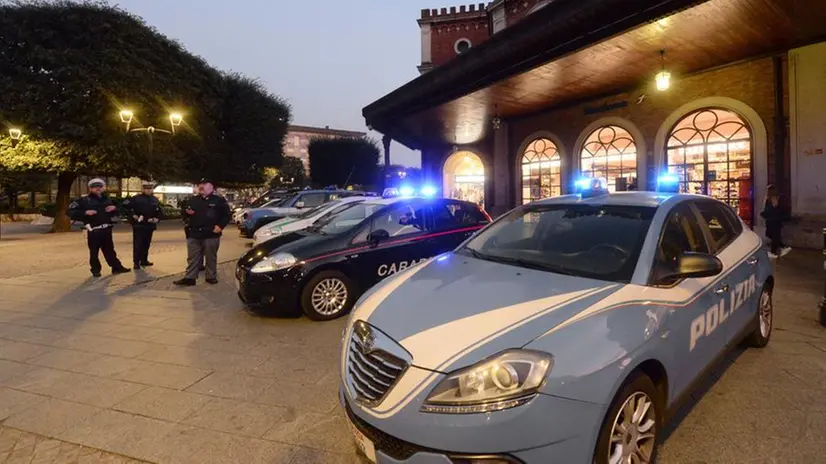 Un controllo interforze in stazione, foto d'archivio - © www.giornaledibrescia.it