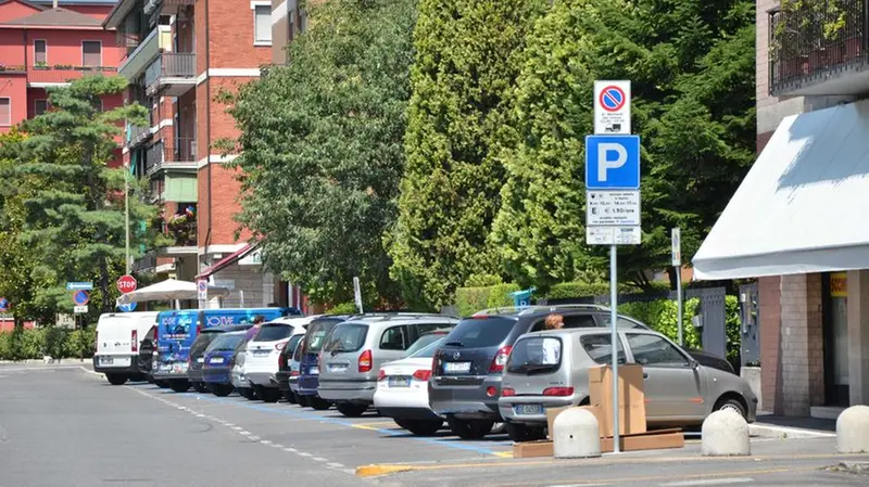 Strisce blu in via Galvani - Foto Pierre Putelli/Neg © www.giornaledibrescia.it