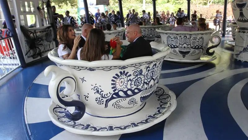 Elisabetta Canalis sulle tazze di Gardaland - Foto New Reporter © www.giornaledibrescia.it