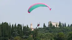 Un parapendio sul Garda, foto d'archivio