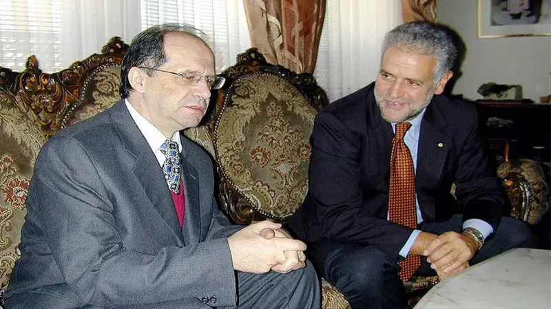 Il presidente della Regione Lombardia Formigoni con Rugova nel 2022 - Foto Ansa © www.giornaledibrescia.it