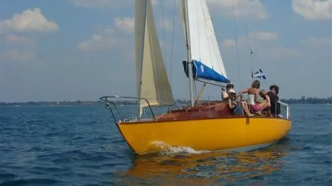 Il Raffella cabinato a vela progettato da Santarelli