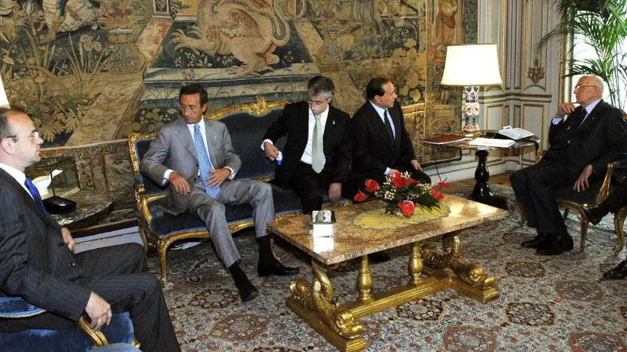 Il presidente Napolitano (da destra) a colloquio con  Berlusconi (Fi), Bossi  (Lega Nord), Fini (An) e Rotondi (Dca)