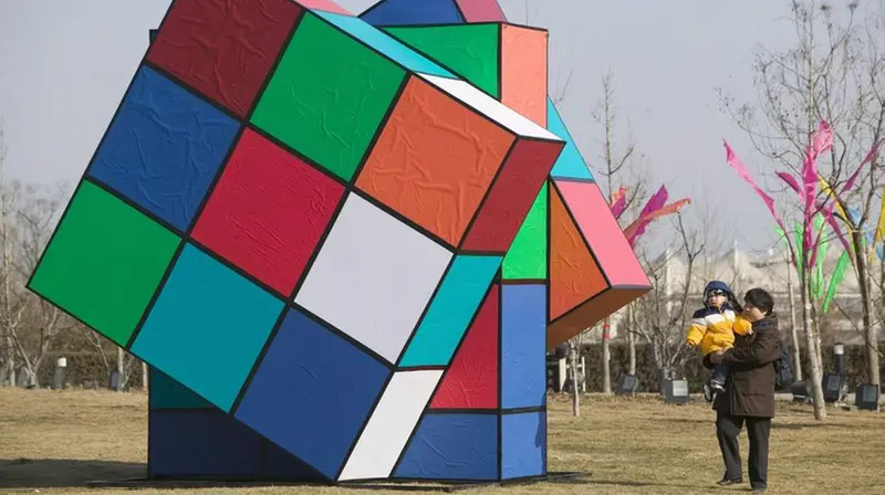 Una scultura cubo di Rubik - © www.giornaledibrescia.it
