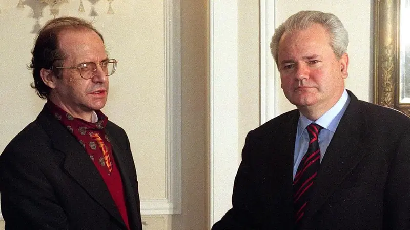 La stretta di mano tra Rugova e Milosevic il 6 maggio del 2002 - Foto Ansa © www.giornaledibrescia.it