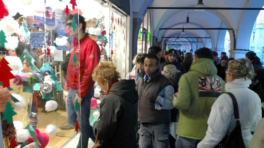 Pienone sotto i portici per lo shopping natalizio