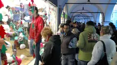 Pienone sotto i portici per lo shopping natalizio