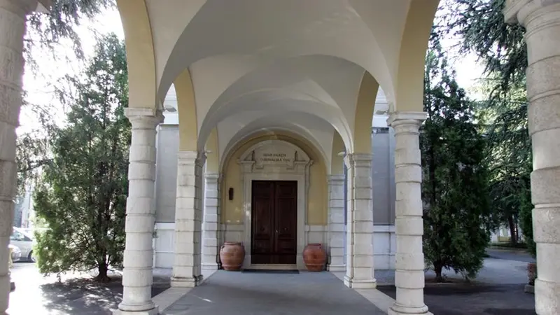 L'ingresso della chiesa al Centro pastorale Paolo VI - Foto © www.giornaledibrescia.it