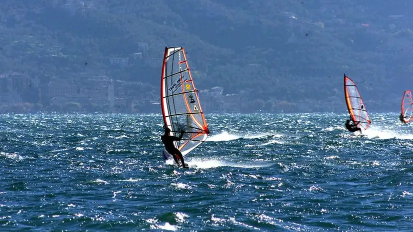 Windsurfisti in azione nelle acque del lago di Garda - Foto Eden © www.giornaledibrescia.it