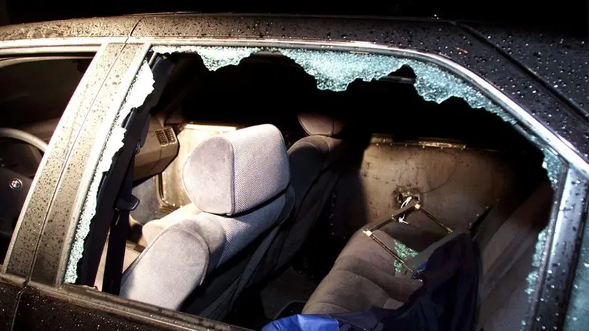 Una vettura a cui è stato rotto un vetro per rubare oggetti - © www.giornaledibrescia.it