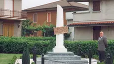 Il monumento per i caduti del lavoro a Rezzato - © www.giornaledibrescia.it