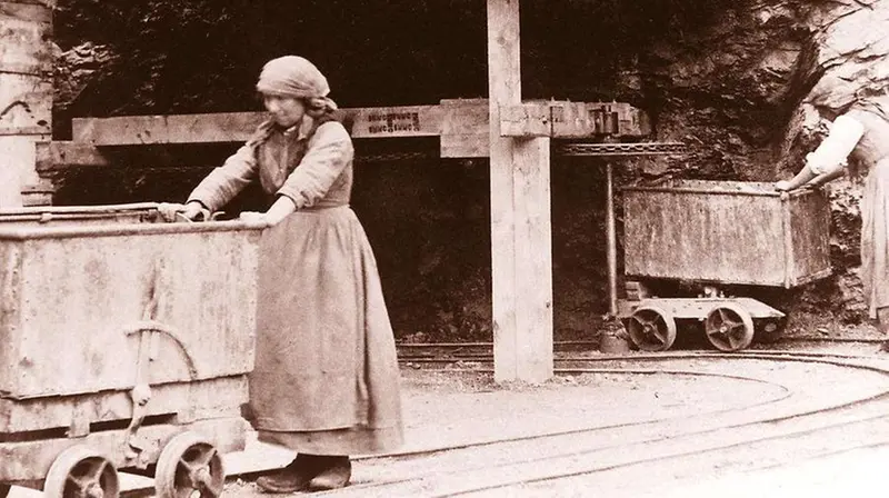 Donne al lavoro alla fine dell'ottocento alle Graticelle di Bovegno © www.giornaledibrescia.it