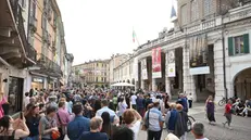Folla in corso Zanardelli davanti al Teatro Grande per «Su la testa» del 2023 - © www.giornaledibrescia.it