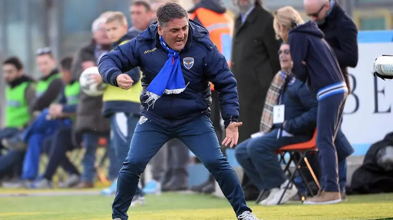 Roberto Boscaglia esulta con una sciarpa biancazzurra - Foto New Reporter Zanardelli © www.giornaledibrescia.it