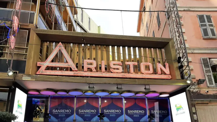 Il teatro Ariston durante un'edizione del Festival di Sanremo - Foto Ansa © www.giornaledibrescia.it