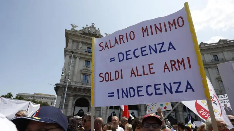 Una manifestazione promossa dal Movimento 5 stelle - Foto Ansa/Fabio Frustaci © www.giornaledibrescia.it