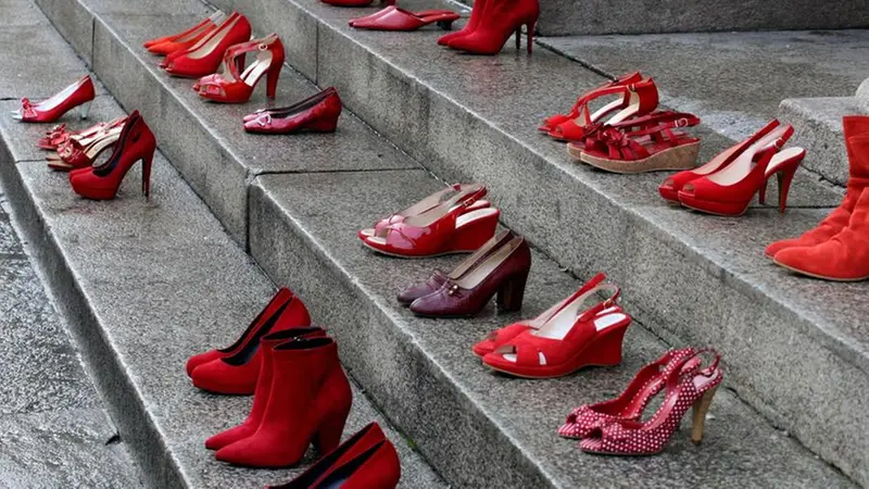 Le scarpe rosse, divenute un simbolo contro la violenza di genere - Foto Ansa © www.giornaledibrescia.it