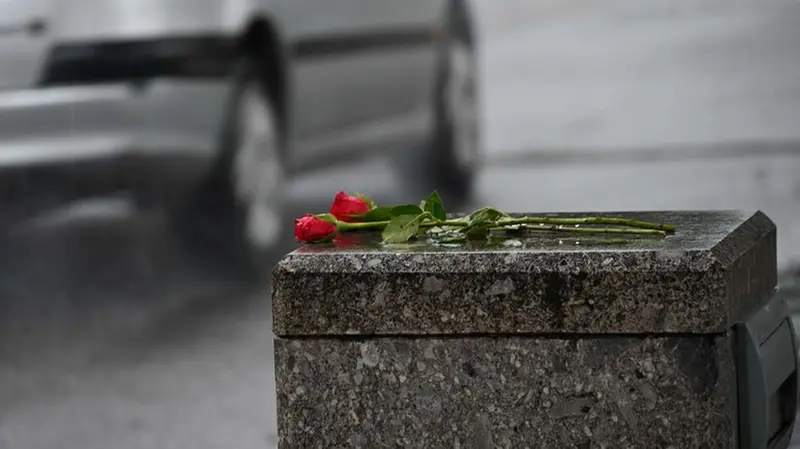 Fiori in ricordo di una vittima di uno schianto mortale nel Bresciano - Foto Gabriele Strada/Neg © www.giornaledibrescia.it