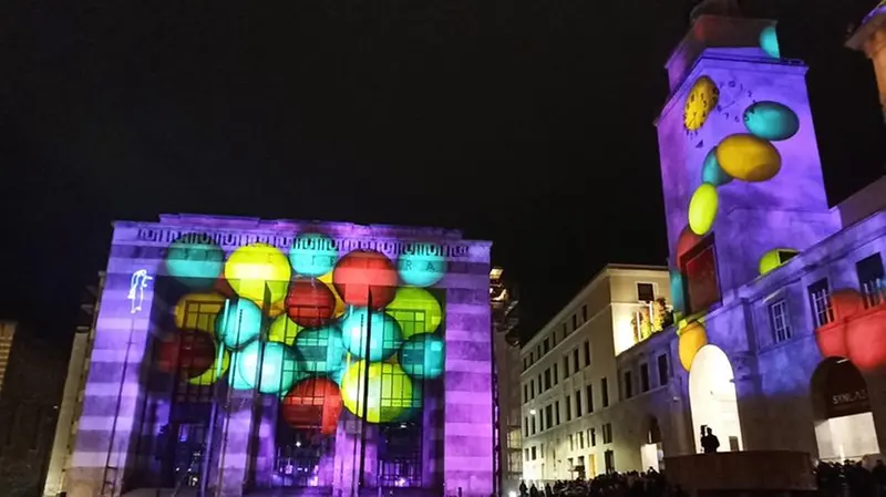 Lo spettacolo di luci «Ascencio» in piazza Vittoria - Foto Ortogni Benini Strada Neg © www.giornaledibrescia.it