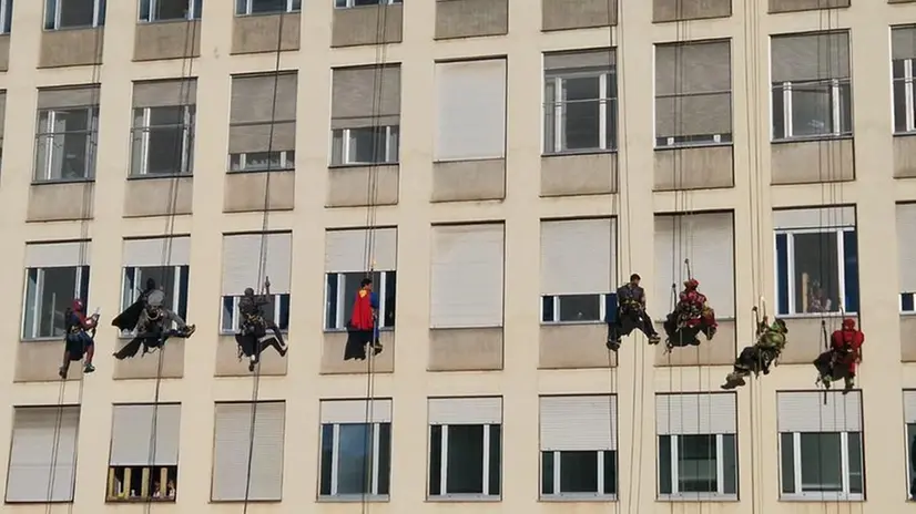 I supereroi si calano dalle pareti del Civile per salutare i bimbi