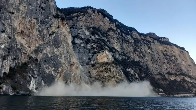 Il crollo del materiale franato nel lago a Tremosine