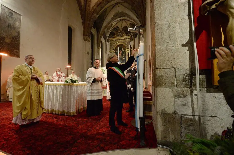 Nella chiesa di San Francesco il tradizionale scambio di ceri e rose bianche