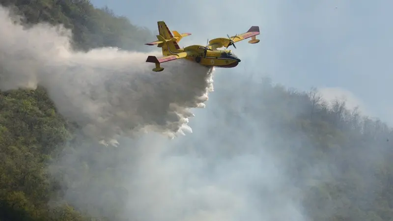 Un Canadair in azione nei cieli bresciani - © www.giornaledibrescia.it