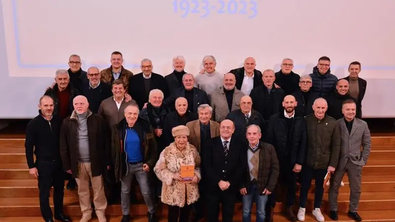 In prima fila anche la signora Annamaria, vedova Corioni, e poi le vecchie glorie dell’Ospitaletto