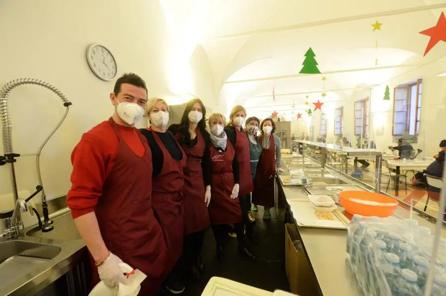 Alcuni volontari all'opera per il pranzo di Natale - Foto Marco Ortogni/Neg © www.giornaledibrescia.it
