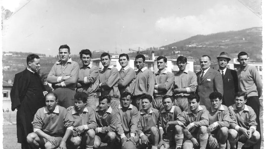 Nel '64-'65: da sinistra il quarto giocatore in piedi è Casella, il sesto Moreschi. Con loro Padre Pelati