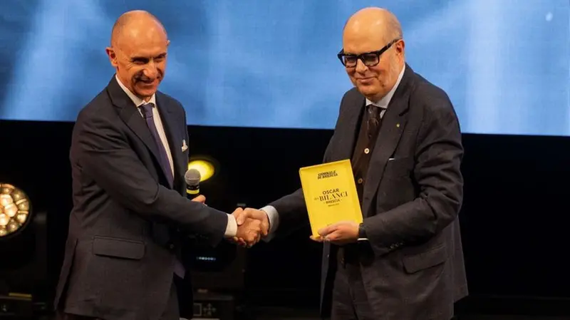 Silvestro Specchia riceve il premio da Marco Franco Nava di Intesa Sanpaolo - Foto NewReporter/Favretto/Nicoli © www.giornaledibrescia.it