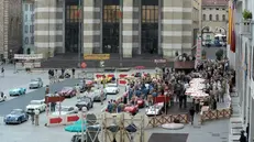 Piazza Vittoria durante le riprese del film «Ferrari» - © www.giornaledibrescia.it