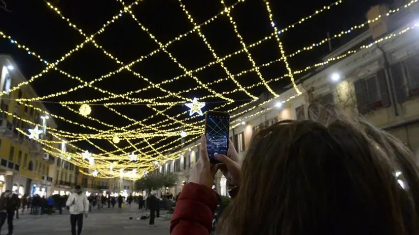 La metro è il mezzo ideale per andare in centro per lo shopping natalizio -  Foto Marco Ortogni/Neg © www.giornaledibrescia.it