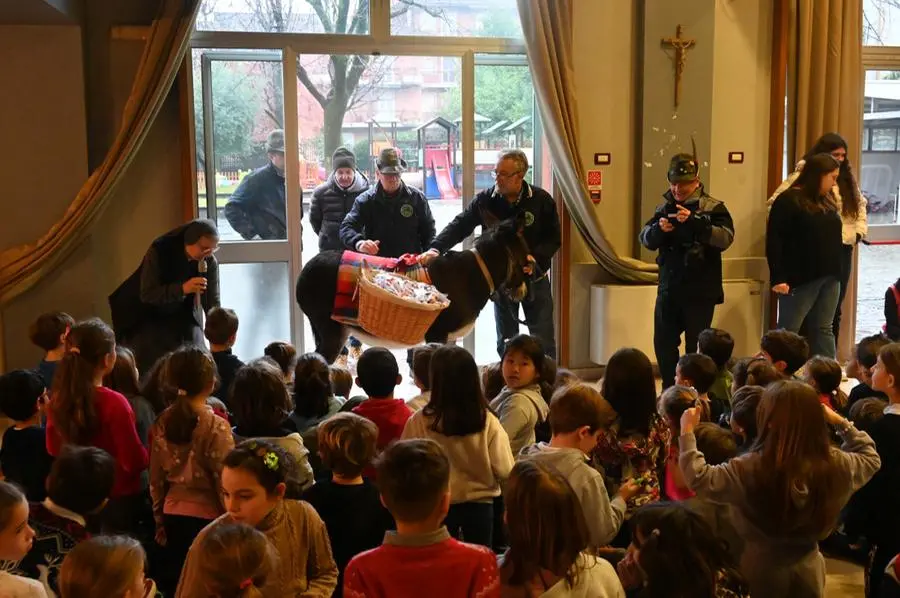 L'asinella di santa Lucia con i bambini delle scuole