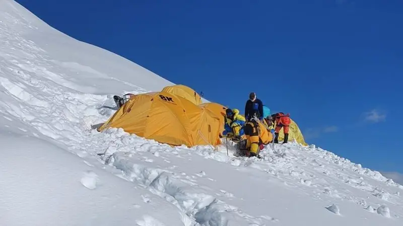 Una tenda piantata lungo il fianco del Dhaulagiri - Foto © www.giornaledibrescia.it